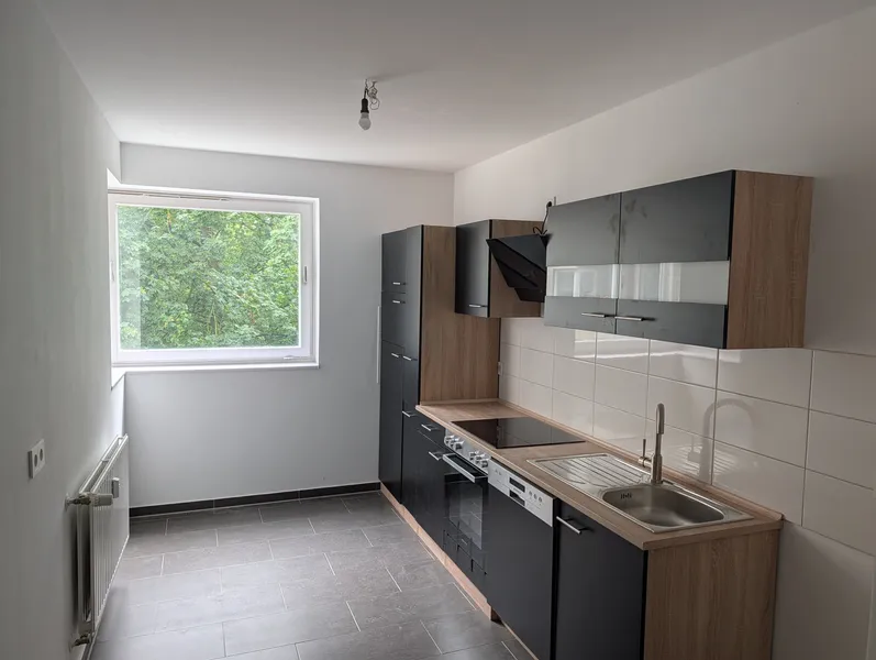 Frisch sanierte 2-Zimmer-Wohnung mit neuer EBK & Balkon (5 Jahre befristet) — photo 1